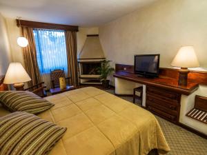 危地马拉安地瓜安提瓜太阳酒店的酒店客房,配有床和电视