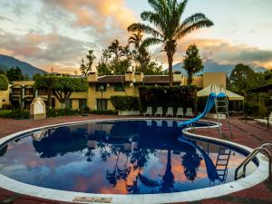 危地马拉安地瓜安提瓜太阳酒店的度假村内带滑梯的游泳池