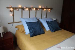 CelisApartamento Nansa - Casas de los Picos的一间卧室配有一张带蓝色枕头的床