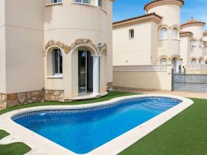 迈阿密普拉特亚Villa Plaza Hortensias by Interhome的别墅前设有游泳池
