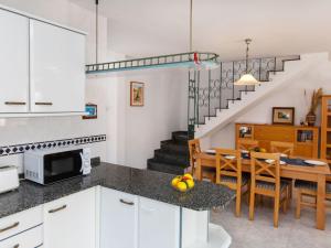 迈阿密普拉特亚Holiday Home Villa Kikidona by Interhome的厨房、带桌子的客厅和用餐室