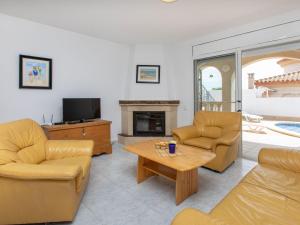 迈阿密普拉特亚Holiday Home Villa Kikidona by Interhome的带沙发、电视和桌子的客厅