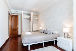 圣塞瓦斯蒂安Beach and Chill apartment by Cisan Rentals的卧室配有白色的床和白色的架子