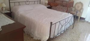 Puntalazzovecchio forno的一间卧室配有一张带白色床罩的床
