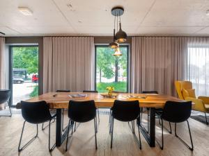 慕尼黑numa I Stark Rooms & Apartments的一间带木桌和椅子的用餐室