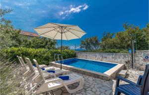 卓得诺沃Amazing Home In Jadranovo With 3 Bedrooms, Wifi And Outdoor Swimming Pool的一个带椅子和遮阳伞的游泳池