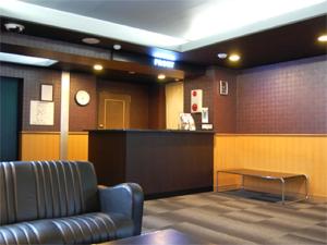 名古屋HOTEL LiVEMAX BUDGET Nagoya的带沙发和酒吧的等候室