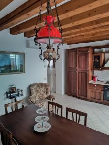 布拉诺岛布兰诺西埃洛迪之家度假屋的一间带桌子和吊灯的用餐室