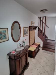 布拉诺岛布兰诺西埃洛迪之家度假屋的一间带楼梯和镜子的客厅
