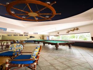 Chulamar太阳城太平洋酒店的一个带椅子和轮子的房间的一张台球桌