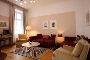 柏林柏林米特公寓式旅馆的客厅配有沙发和桌子