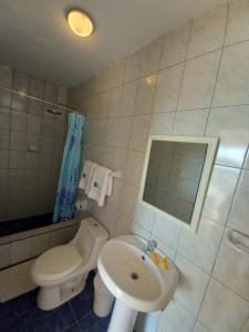 帕拉卡斯Hostal Los Frayles的浴室配有白色卫生间和盥洗盆。