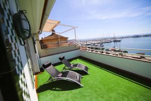 坎布里尔斯Portmarina Planet Costa Dorada的阳台配有椅子,享有海港景色