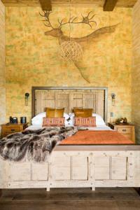 诺克斯维尔Ancient Lore Village的一间卧室配有一张大床和木制床头板