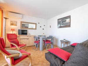 拉格朗德默特Apartment Cap Sud-3 by Interhome的客厅配有沙发、椅子和桌子