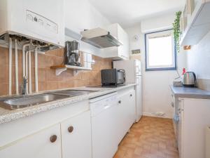 Apartment Cap Sud-3 by Interhome的厨房或小厨房