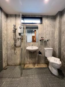 曼谷Loft 202 Hotel的一间带卫生间和水槽的浴室