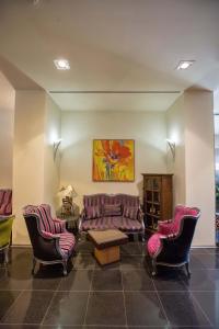 Cerva德尔瓦酒店 的带沙发、椅子和桌子的客厅