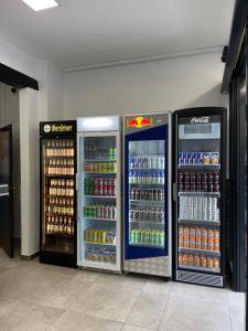美因河畔法兰克福Pension Alpha - Frankfurt City Central Station的商店里装有汽水和饮料的2台冰箱