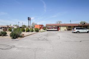 圣罗莎Route 66 Inn of Santa Rosa, NM的大楼前停车场,有停车位