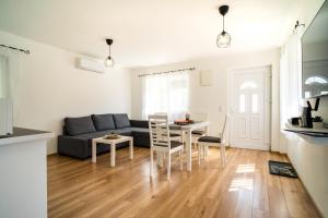哈卡尼Bodza Apartmanház的客厅配有沙发和桌子