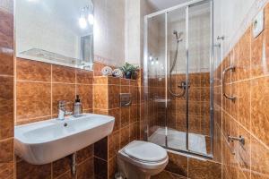 斯蒂格纳Flatbook Apartamenty - Port Stegna的浴室配有卫生间、盥洗盆和淋浴。