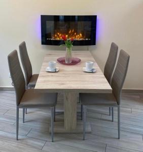 莱比锡2Raum-Apartment Leznew的餐桌、椅子和壁炉