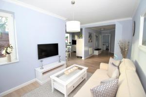 青斯特KranichSuite - Zingst的客厅配有白色沙发和电视