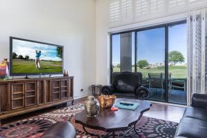拉昆塔Oak Tree Manor Permit# 259,056的客厅配有电视、沙发和桌子