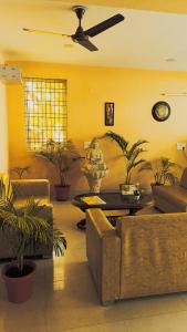 古尔冈Mi Casa Sector 47的客厅配有植物和吊扇