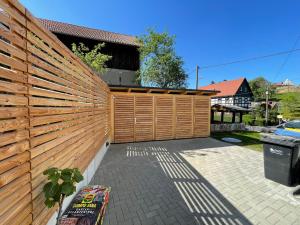 卡劳特格瑞斯赫Neues Ferienhaus的后院的木栅栏,带长凳