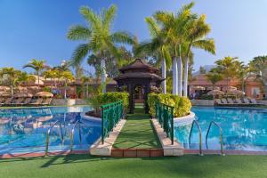 美洲海滩Green Garden Eco Resort & Villas的度假村游泳池前的凉亭