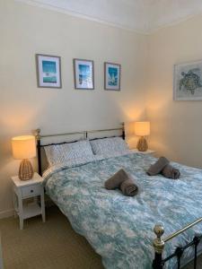 文特诺Bougainvillea的一间卧室配有一张带两盏灯的床。