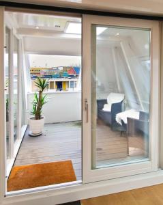 格罗宁根Loft 6 kingsize apartment 2-4persons with great kitchen的滑动玻璃门通往带卧室的阳台