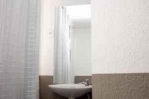 迪亚曼蒂纳Solar Da Quiitanda的一间带水槽和镜子的浴室