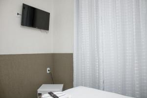 迪亚曼蒂纳Solar Da Quiitanda的客房设有床、电视和窗户。