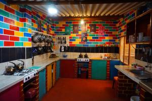 瓦拉斯Big Mountain Hostel的厨房的墙上铺有彩色瓷砖