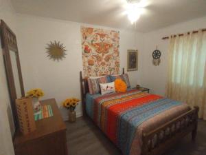 彭萨科拉Welcome to Pineapple House!的一间卧室配有一张床和一个梳妆台