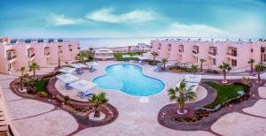赫尔格达Sky View Suites Hotel的享有带游泳池的度假村的空中景致