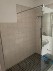 蒙泰迪普罗奇达Residence R&B Tyrrhenum的浴室里设有玻璃门淋浴