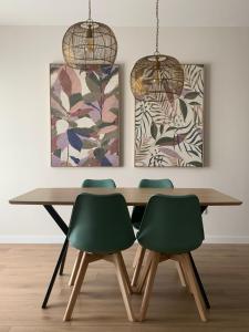 科尔多瓦Cordoba Luxury Home的餐桌和四把绿色椅子