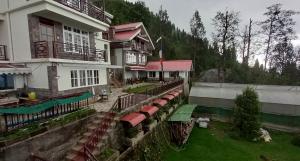 甘托克Sherpa Villa的一座带庭院和大楼的大房子
