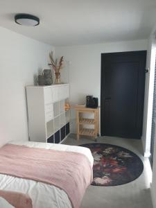 鲁茵乌尔德Ruunerwoldse Stekkie met eigen badkamer的一间卧室设有一张床和一个黑色的门