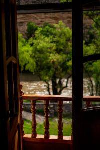 查查波亚斯Hotel Fundo Achamaqui的从阳台可欣赏到一棵树的窗户