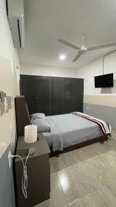 切图马尔Departamento Orellana 11的一间卧室配有一张床和一张带台灯的桌子
