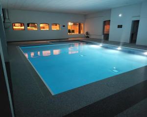 Gages-le-HautHôtel Causse Comtal Rodez, The Originals Relais的一座大型游泳池,