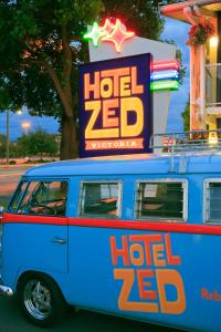 维多利亚Hotel Zed Victoria的停在酒店前的蓝色货车