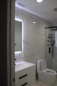 亨廷顿海滩Pearl Beach Villa Huntington Beach的一间带卫生间、水槽和镜子的浴室