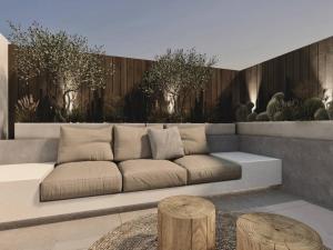 斯基亚索斯镇Neapolis 21 Suites, Premium Key Collection的带沙发和一些植物的客厅