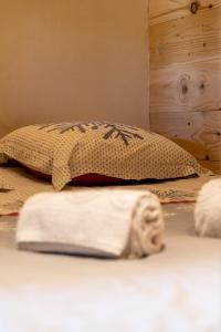Les ClefsChalet d'en Ô的枕头旁边的地板上毛巾